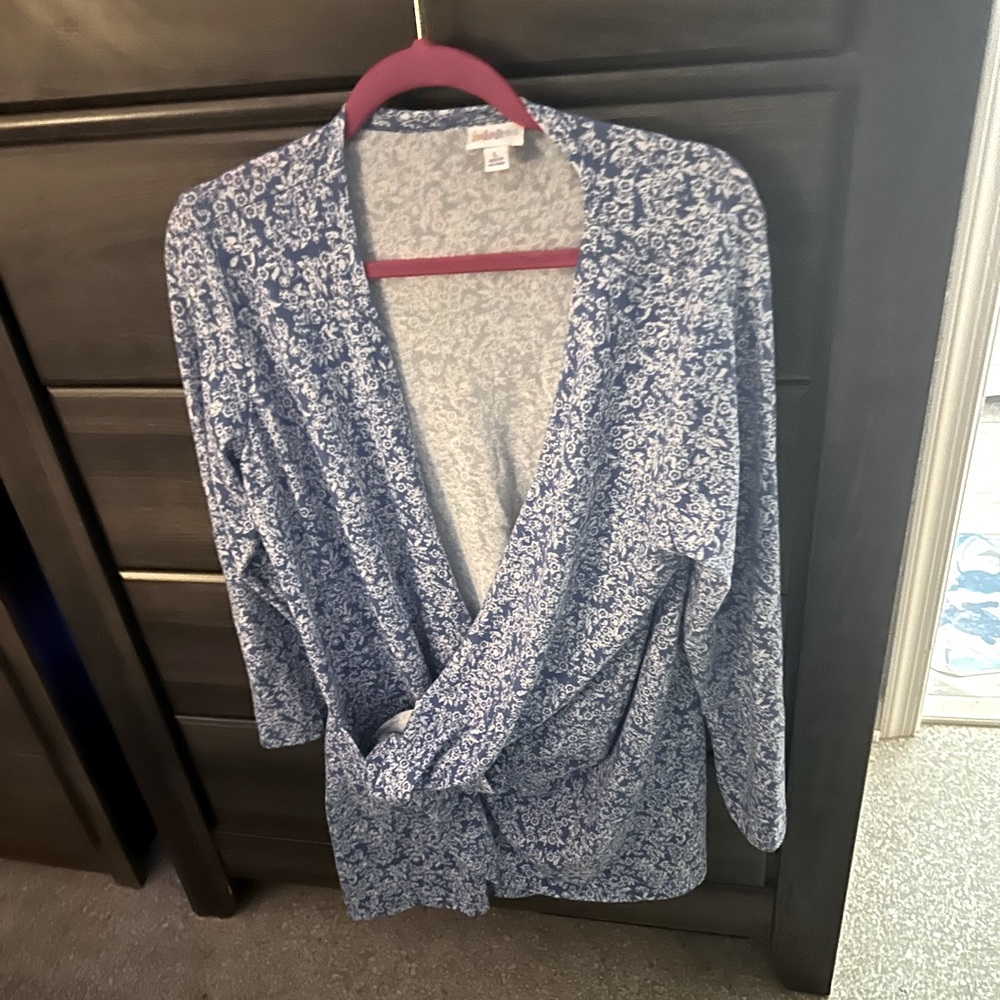 BEAUTIFUL BLUE FLORAL PATTERN LULAROE COVERUP/SWEATER GENTLY USED